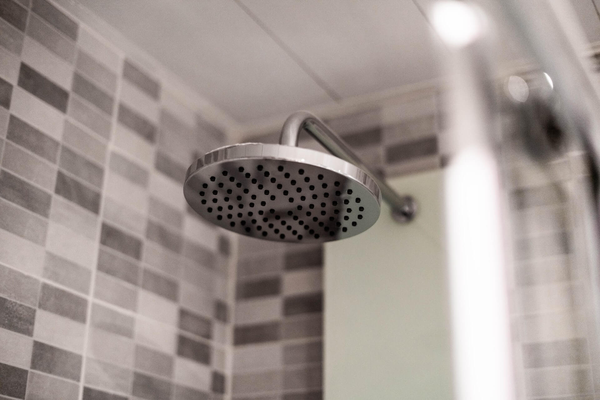 Hoe kan je energie besparen onder de douche?